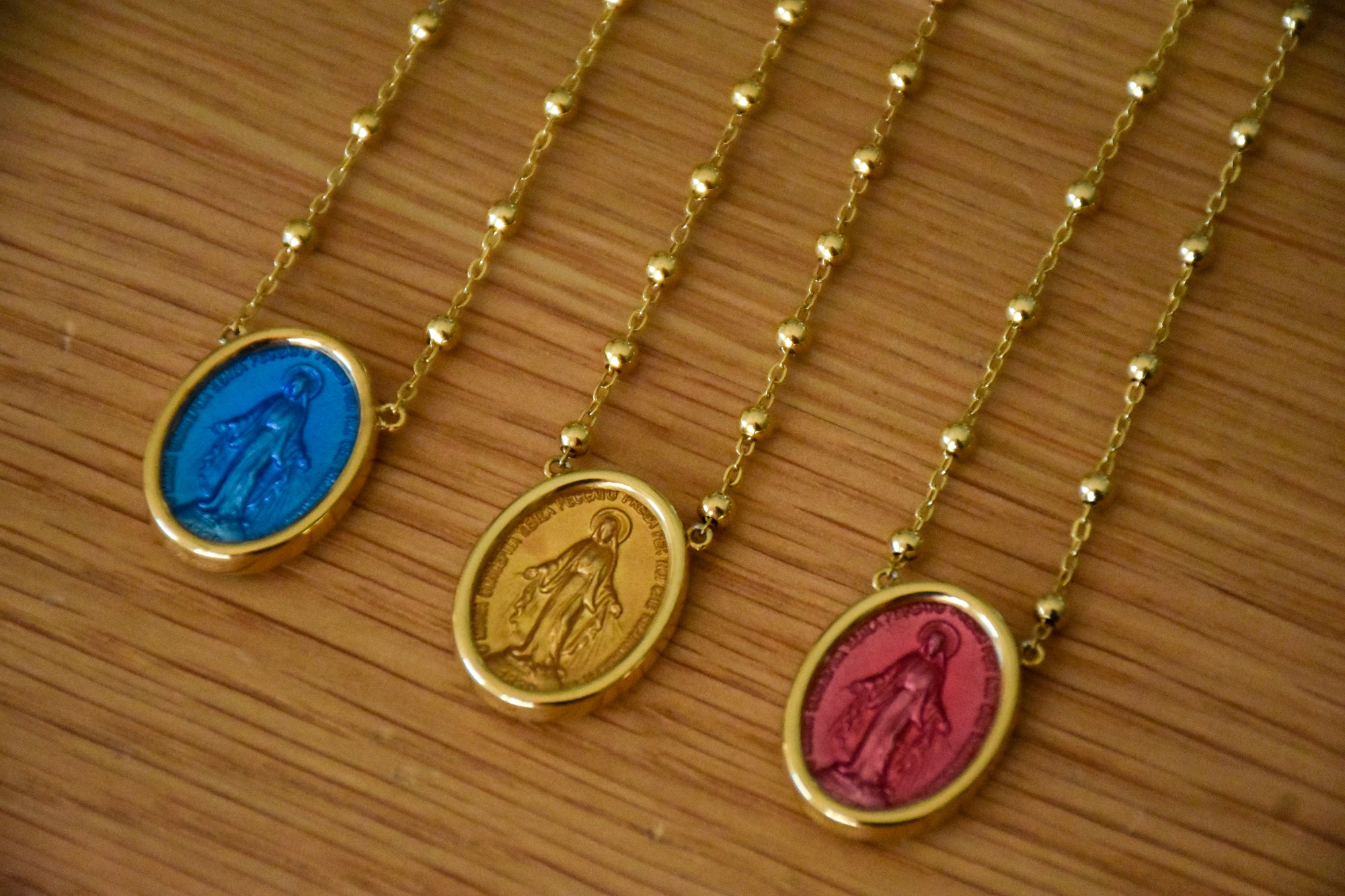 Classic necklace with Madonna