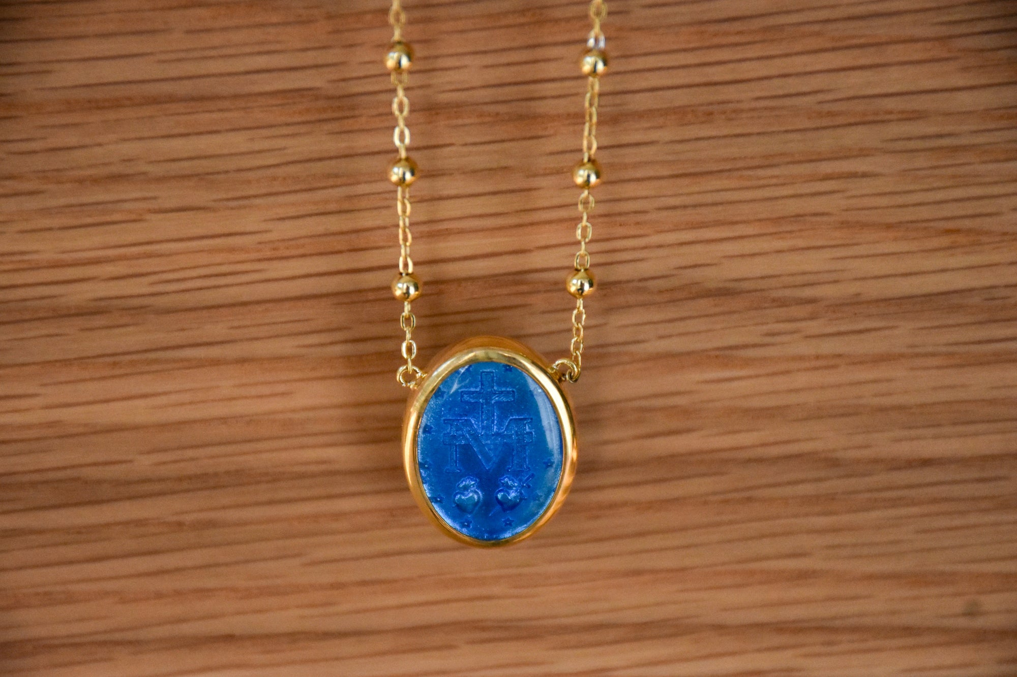 Classic necklace with Madonna
